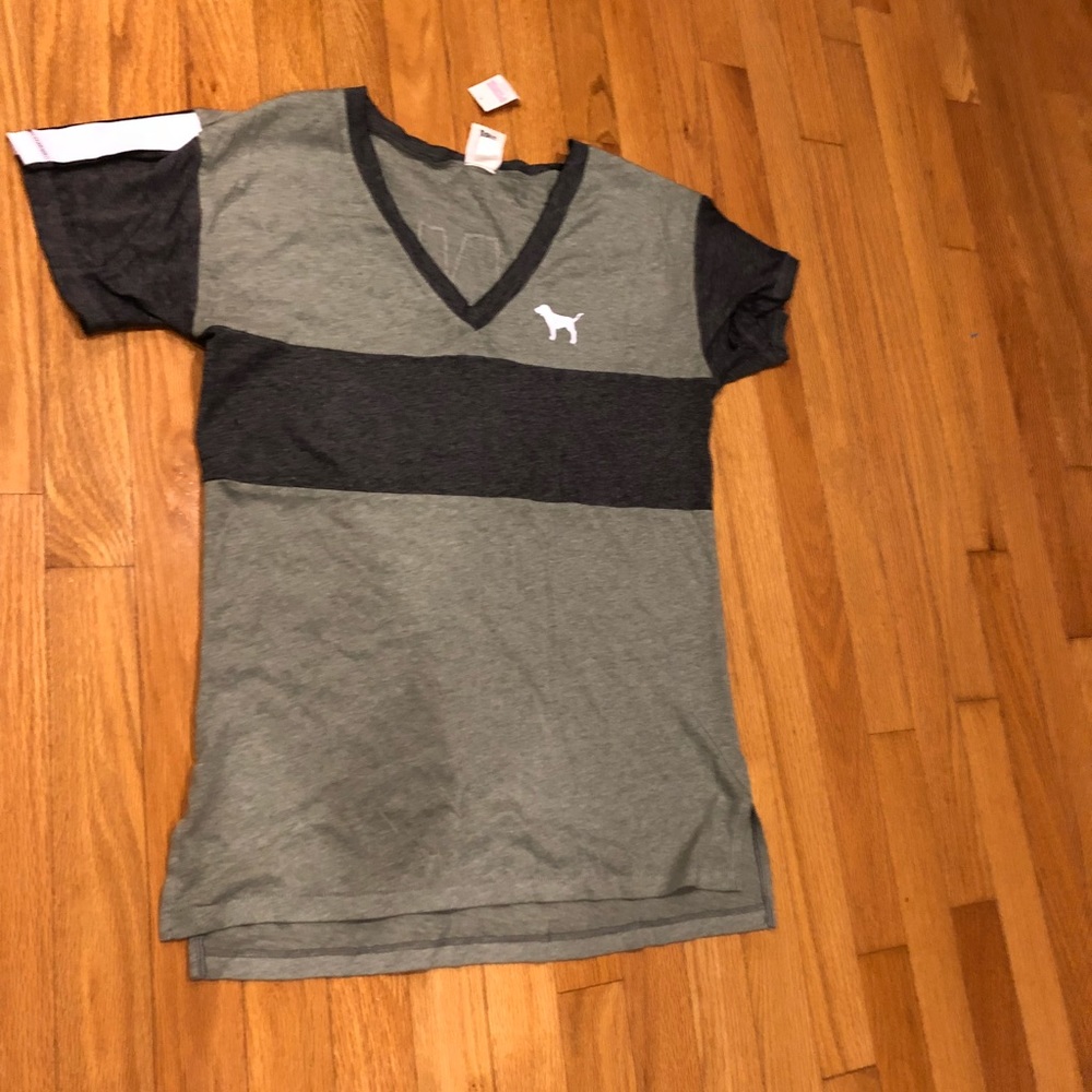 PINK v neck t-shirt XS - brand new